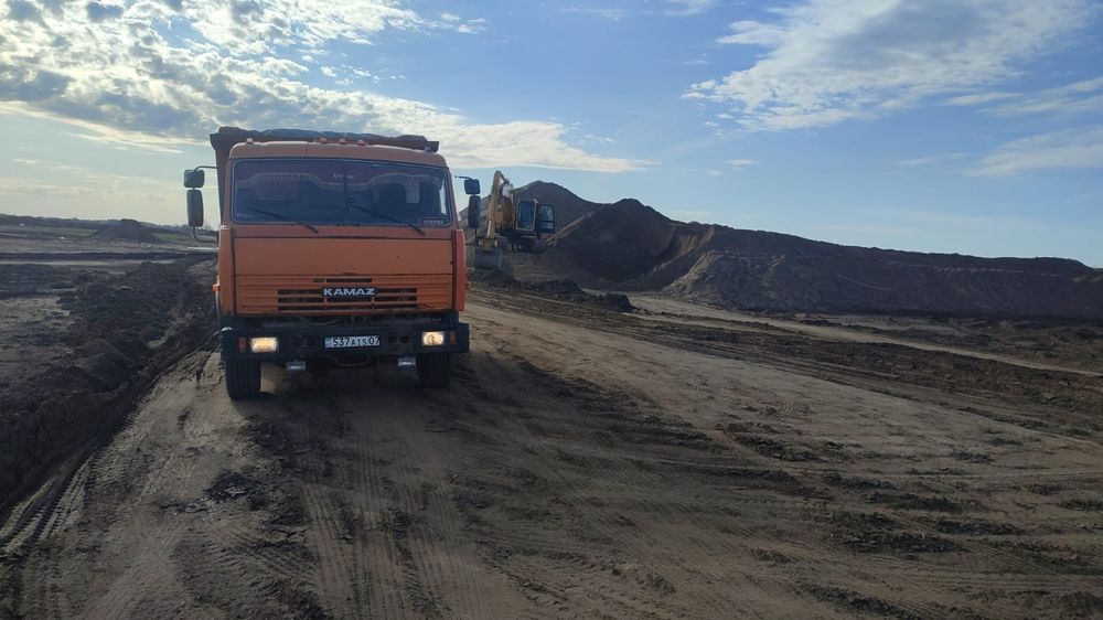 Услуги КамАЗа-самосвала и погрузчика. Опытные водители.