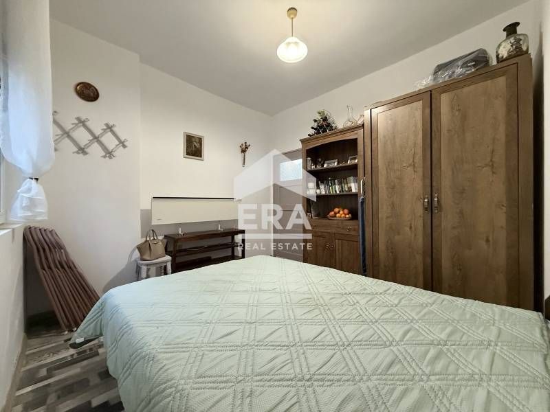 Еднофамилна къща с красиво озеленен двор в с. Веринско, община Ихтиман