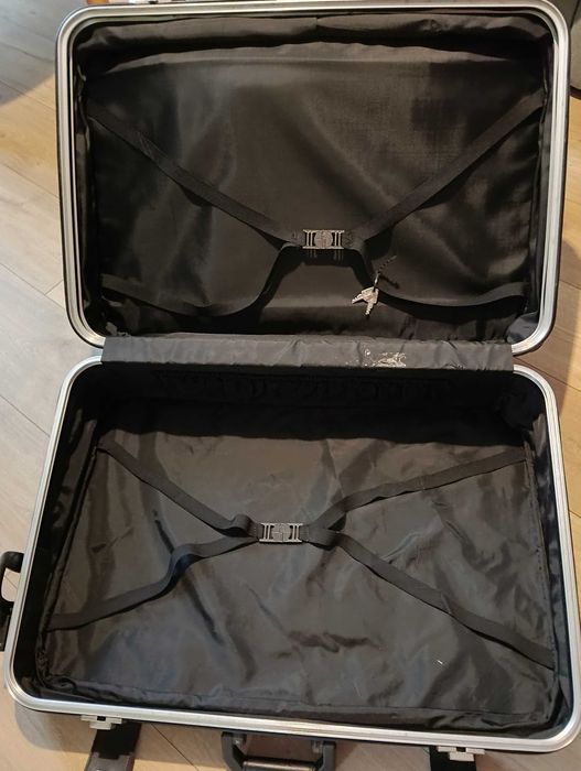 Голям куфар с колела 10 евро  Размери: 72/48/27