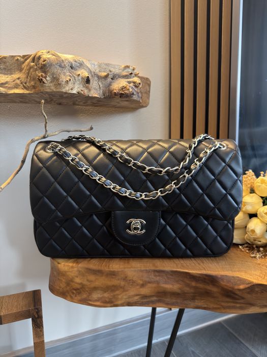 Чанта Chanel- среден размер- цвят черен и мръсно бял