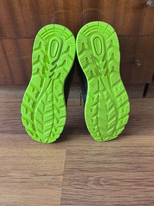 Защитни обувки, съчетаващи модерен дизайн и функционалност.