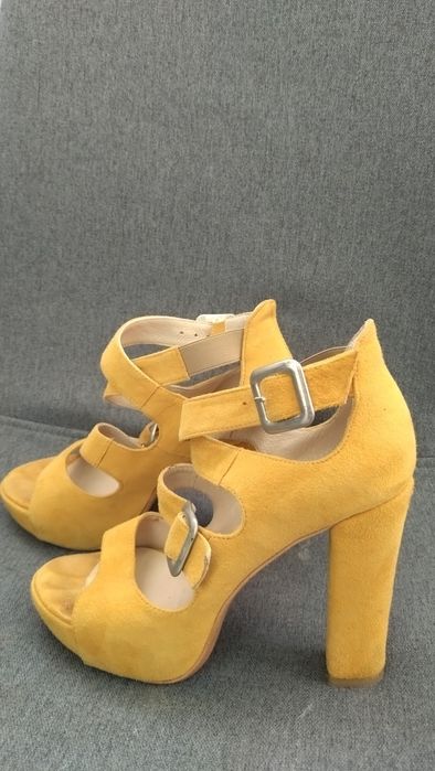 Sandale galbene mărimea 34