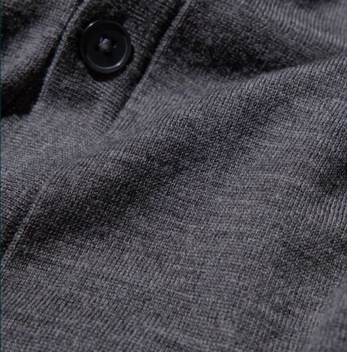 Серый кардиган от японской фирмы Uniglo из мериносовой шерсти