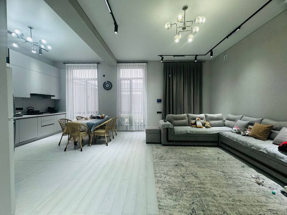 Продаётся 2 этажный дом. 7 комнат. 2.7 сотки земли. 240 м²