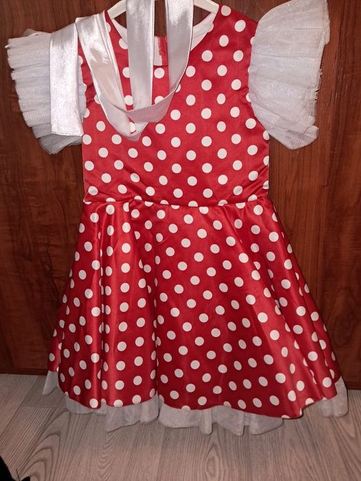 Продам красивое платье на 4-6 лет