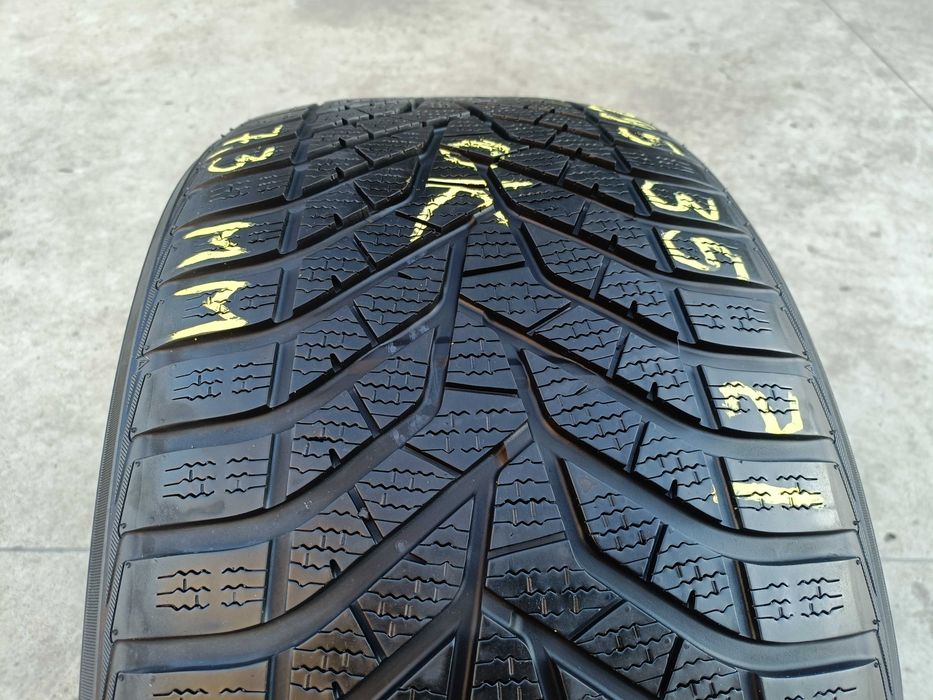 O anvelopa de iarna 295 35 21 Yokohama BluEarth Winter 7,3 mm