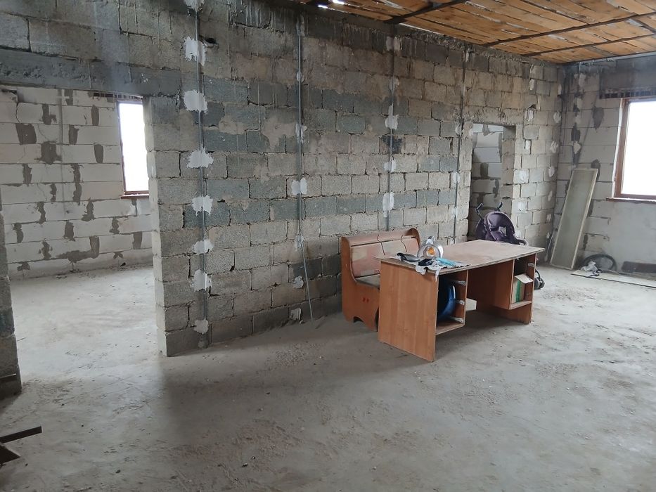 Продаеться недостроенный дом