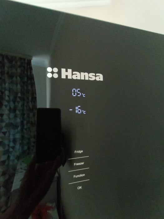 Продается холодильник Hansa.