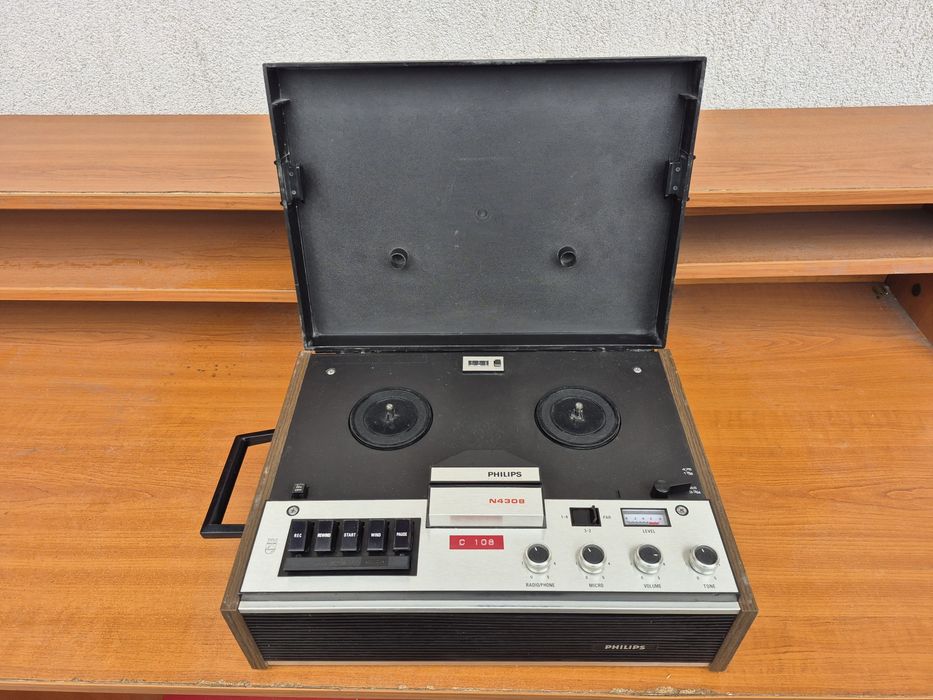 Vând magnetofon Philips model N 4308/80,made in Austria