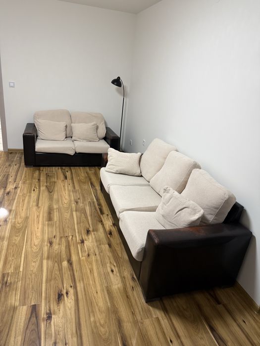 Една  3 -ка и една 2-ка дивани, много чисти, с качествени калъфи + възглавници с цип, които се перат.