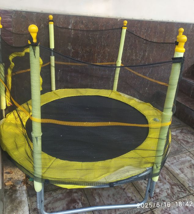 Срочно продаем современный мини батут для детей до 7 лет.
