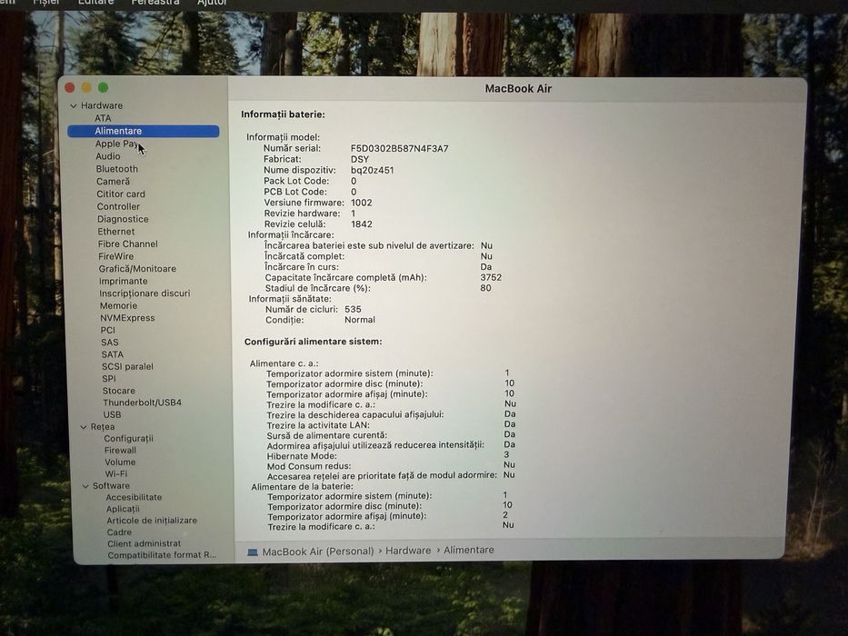 Vand MacBook Air Retina 13” 2020 – Intel i3 / 8GB RAM / 256GB SSD în stare foarte bună de funcționare și aspect îngrijit.