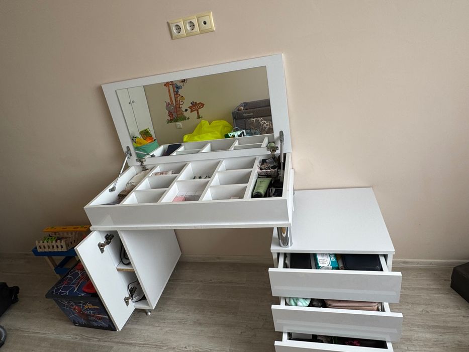 Шкаф за гримиране