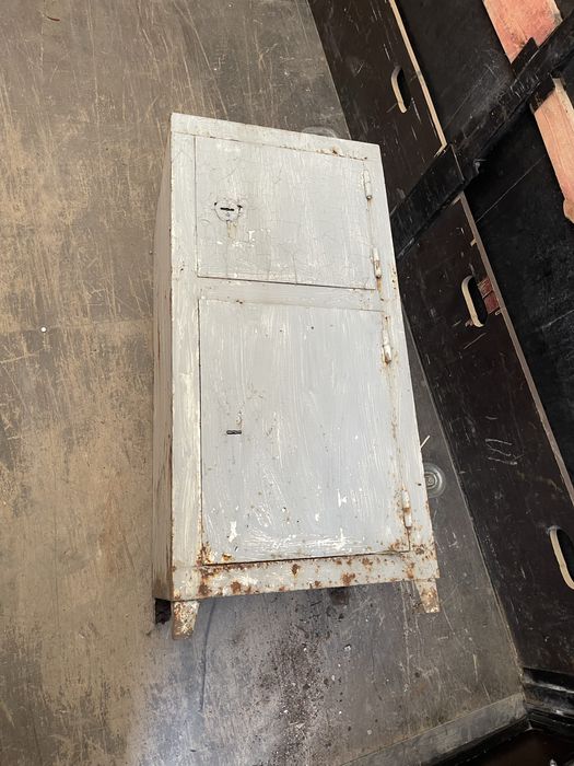 Продам сейф железный