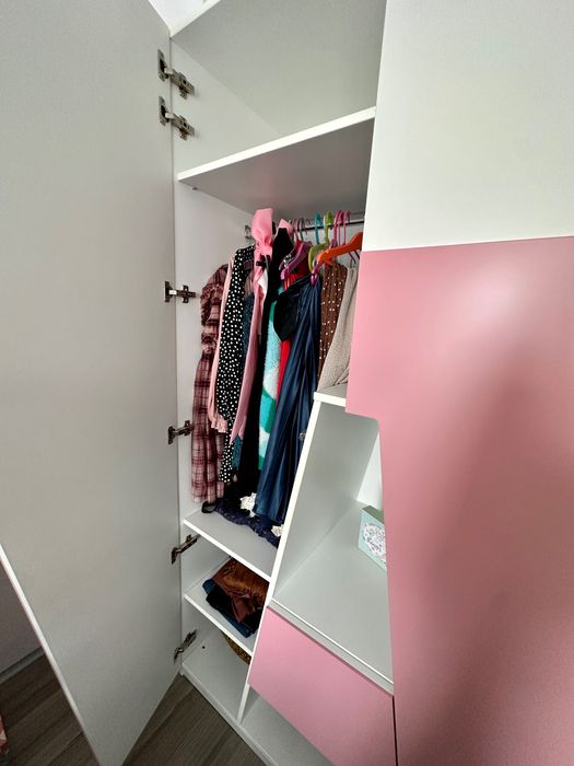 Pat 140x200 detaliu inox+ dulap MDF litera A –impecabil, cameră fetiță