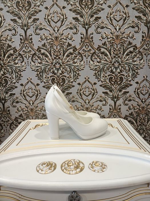 Продам туфли  белого цвета для