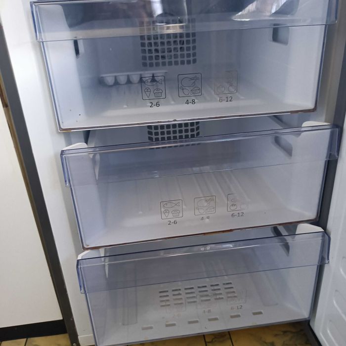 Хладилник Beko с долен фризер