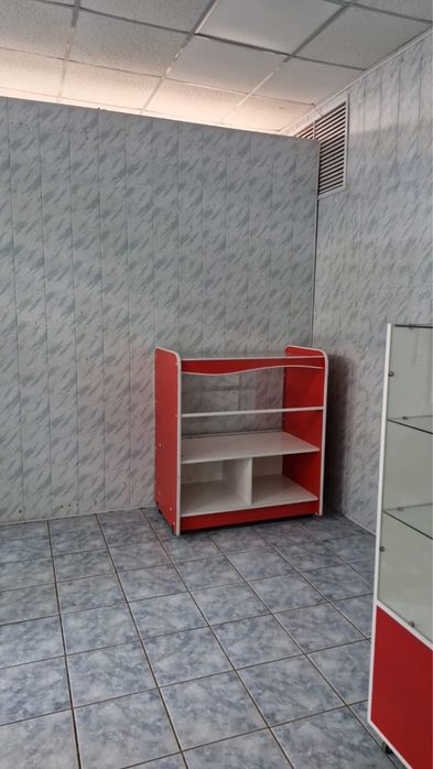 Продам витрины,стелажи и тумбу