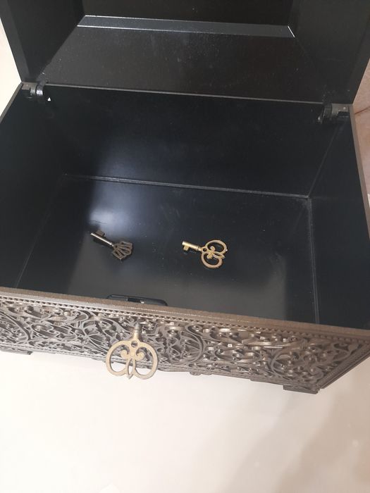 Продаётся металлическая шкатулка для украшений
