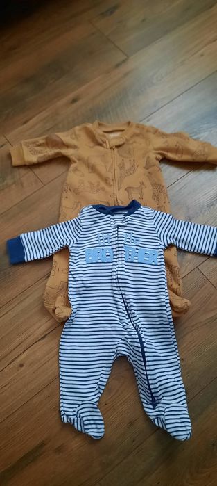 Lot haine pentru bebeluși. Lotul contine mărimea 62, 3-6 luni,
