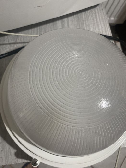 Aplica pentru iluminat din fonta si sticla fara plastic!