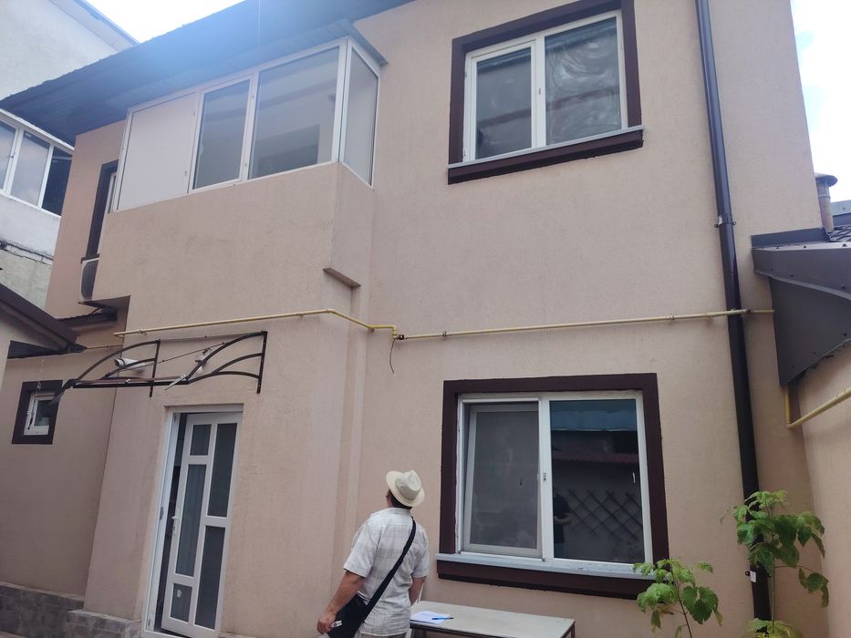 Eroii Revoluției  casă 6 camere accept și străini 850 euro ușor discutabil