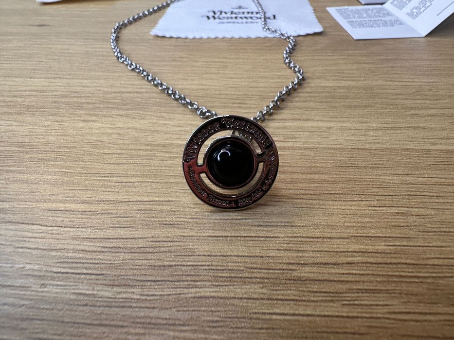 Colier Vivienne Westwood ”world’s end orb”, bilă neagra + argintiu mic