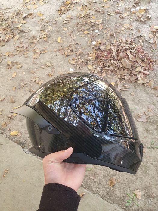 Moto kaska karboniviy