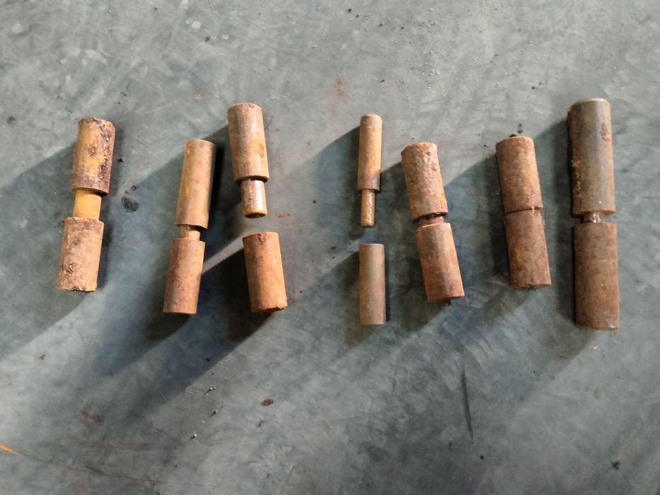 Металлические петли.