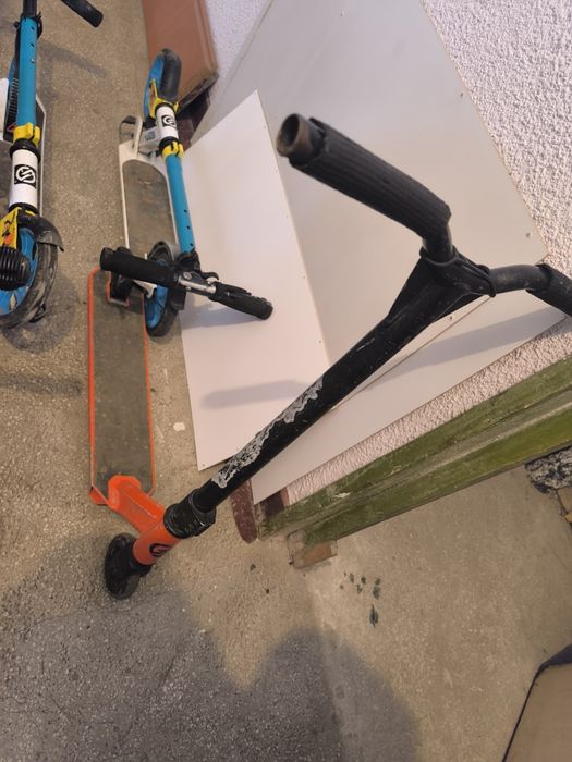 Trotinete și o bicicletă fara pedale