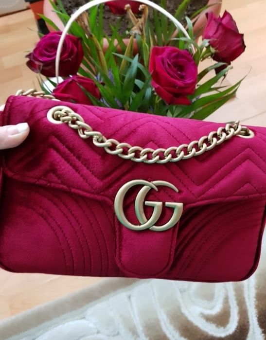 Geanta Gucci catifea,logo metalic auriu mat, saculet, etichetă