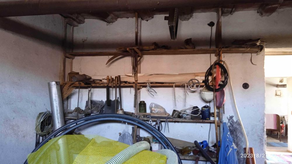 Продава се къща с двор, харман, градина и селскостопански постройки