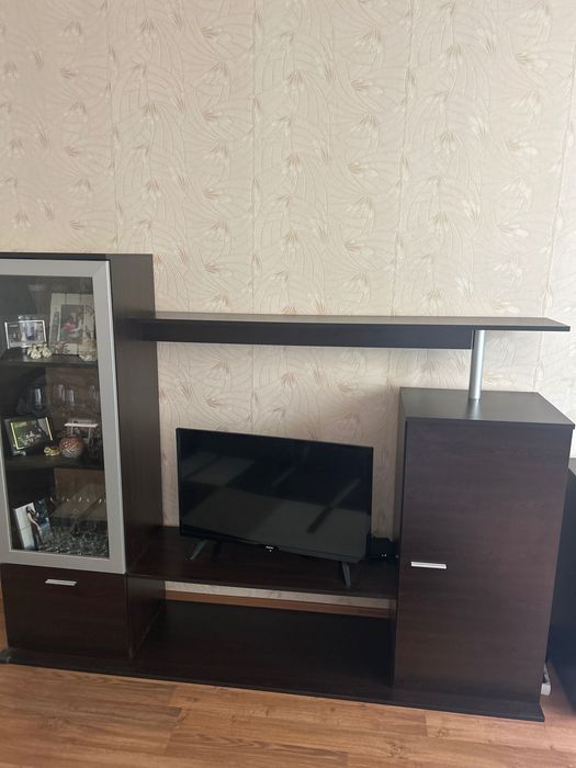 Продавам холна секция,скрин и холна маса