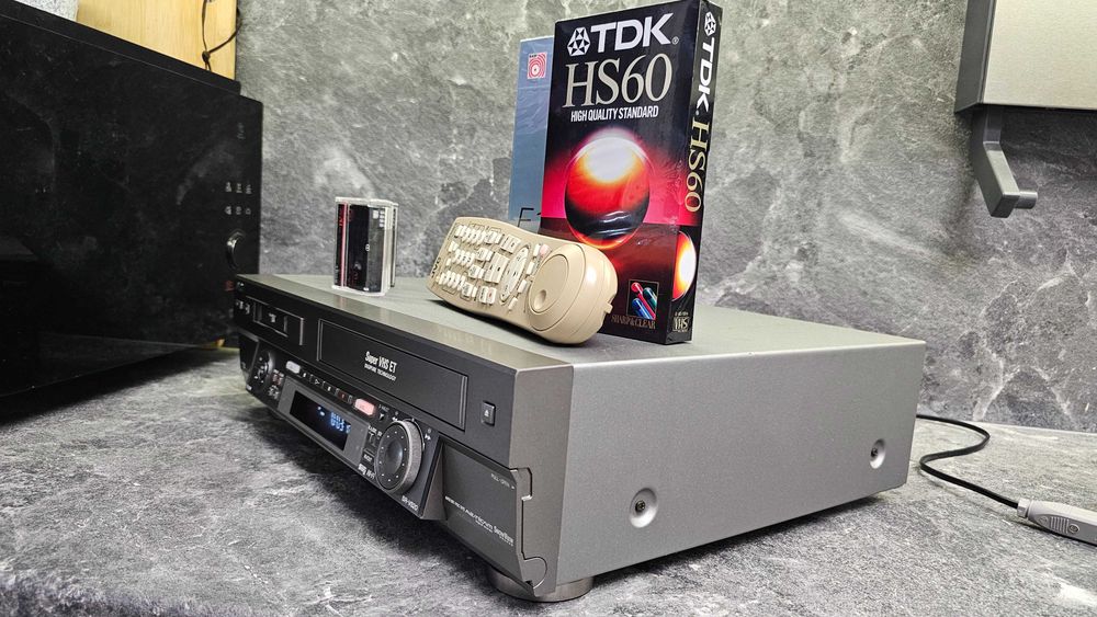 Един рядък (напълно работещ) Професионален, Mini-DV - S-VHS ET , Легендарен модел!