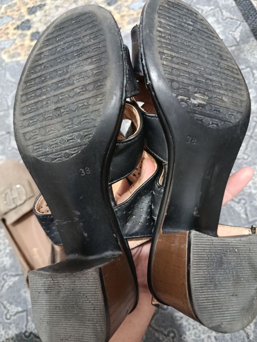 ayollar oyoq kiyimi sotiladi