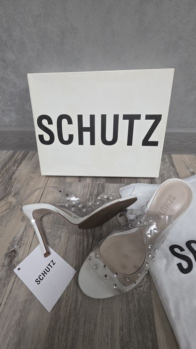 Босоножки SCHUTZ
Бразилия, прозрачные со стразами