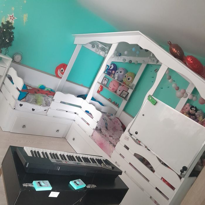 Pat dublu în forma de casuta