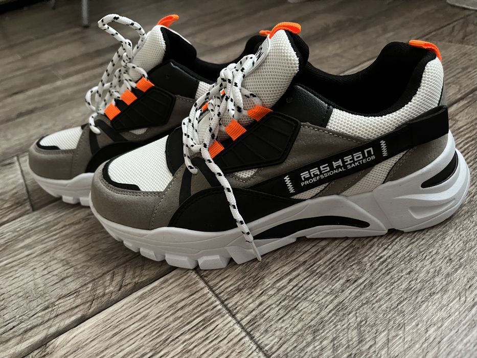 Новые стильные кроссовки