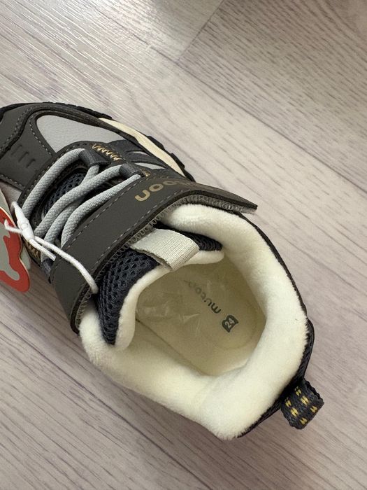 Детский кроссовки размер 24 на 3-4 годика