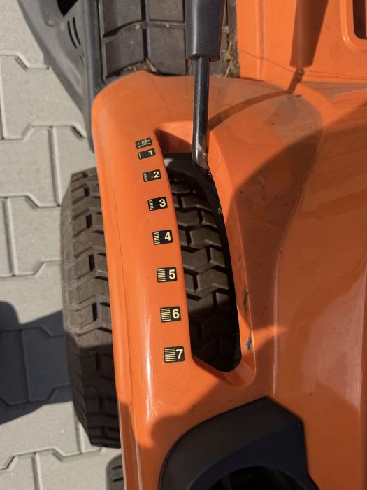 De vânzare tractor de tuns gazon Villager VT 1005 HD