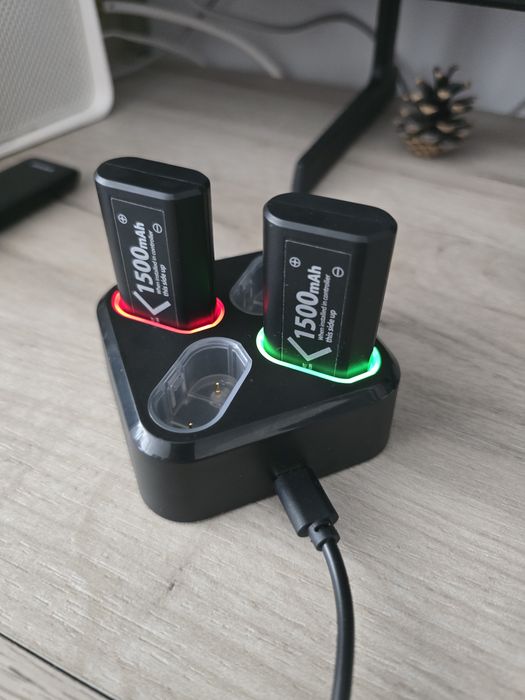 Xbox series S cu două manete ca nouă.