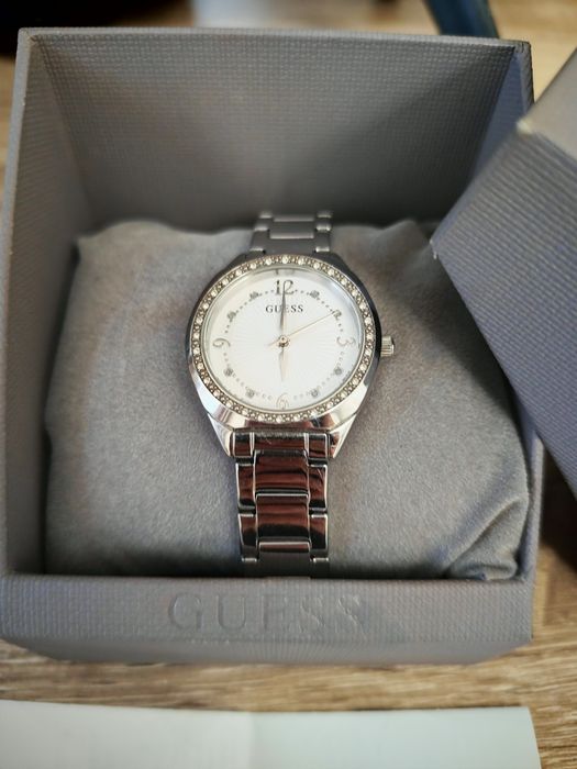 Дамски сребърен часовник GUESS