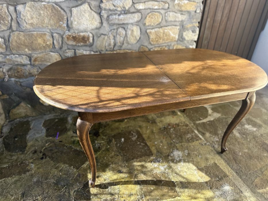 Елегантна овална трапезна маса