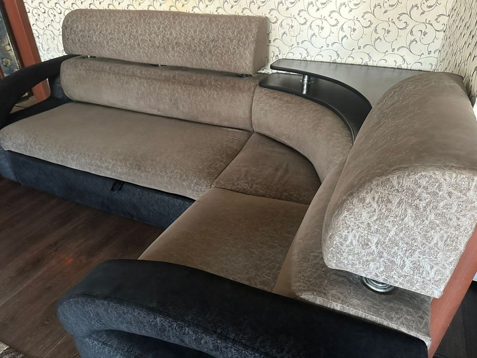 Продаётся угловой диван вместе с креслом .