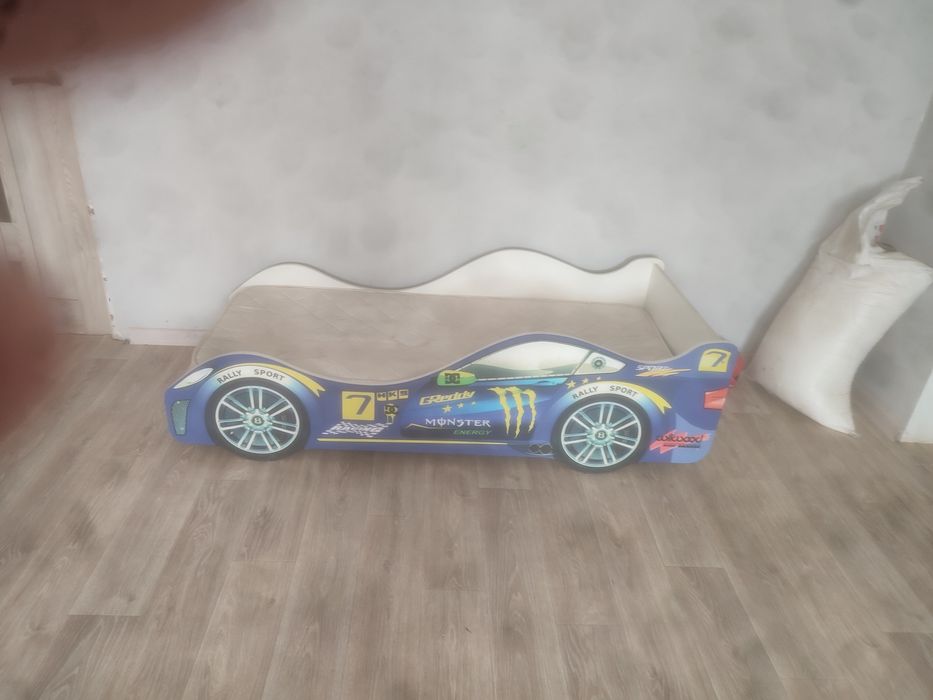 Детская кровать машина