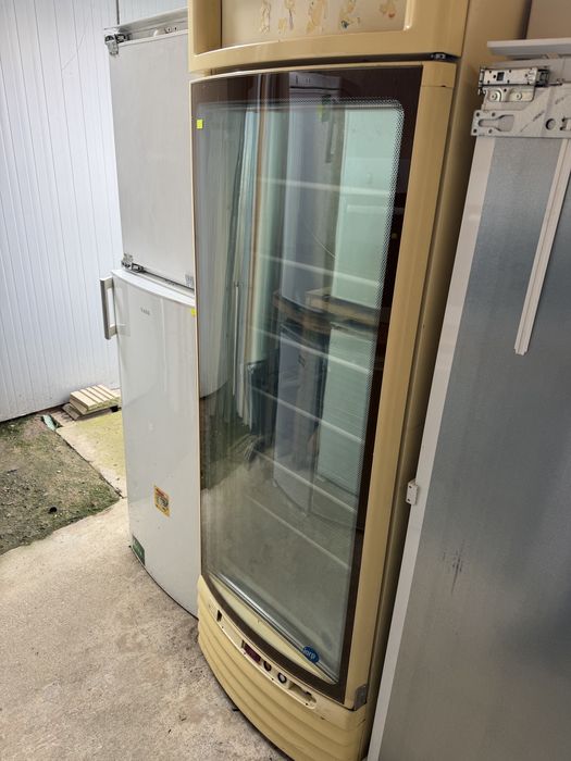 Вертикален фризер 300литря ВхДхШ 199/65/65