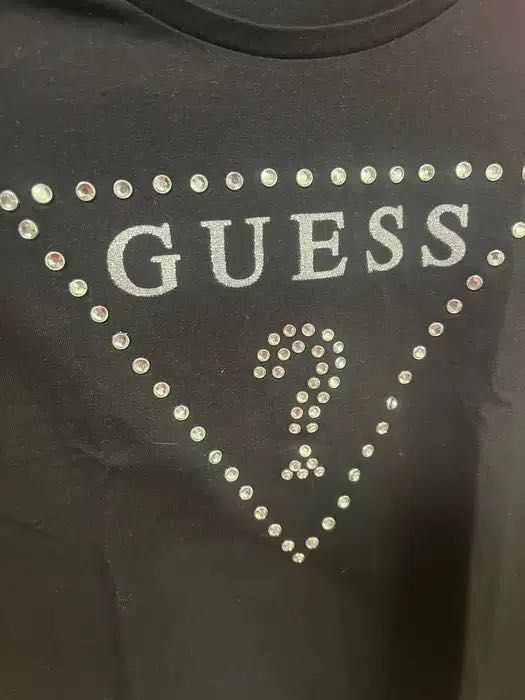 Оригинална тениска на Guess, с камъчета на логото