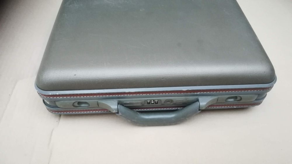 Diplomat fara cheie și tablou pânza