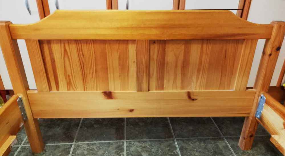 Спалня дърво.Масив.114/190см.Стабилна,здрава.Без матрак.