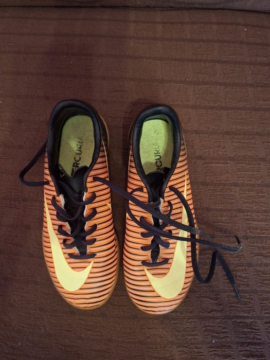 Adidasi de fotbal
Marime 32, piele in stare foarte buna